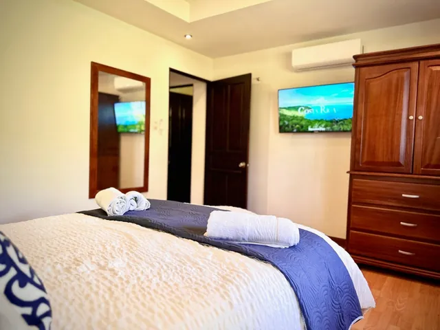 Bedroom 1 — queen bed — The Guest House, Bella Vista Private Resort Costa Rica